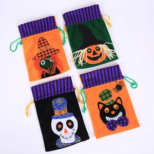 Set di 4 sacchetti regalo di Halloween in velluto con zucca e strega per bambini