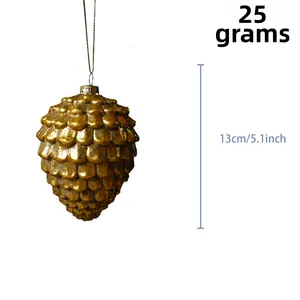 Détail de l'ornement pomme de pin dorée de 13 cm avec poids de 25 g et texture en relief