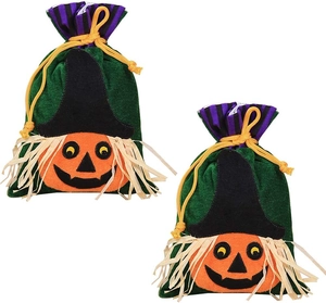 Dettagli dei sacchetti regalo di Halloween in velluto con cappelli da strega e zucche