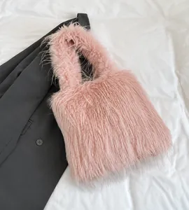 Gros plan sur le sac cabas en fausse fourrure rose montrant sa texture douce et soyeuse