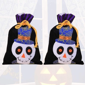 Dettaglio dei sacchetti di velluto per Halloween con teschio e bottoni arancioni