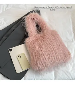 Comparaison de taille du sac en peluche rose avec smartphone et tablette