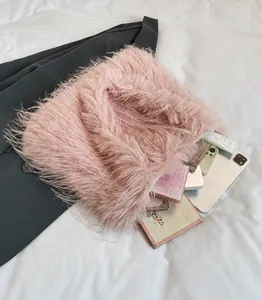 Vue intérieure du sac en fausse fourrure rose montrant un grand espace de rangement
