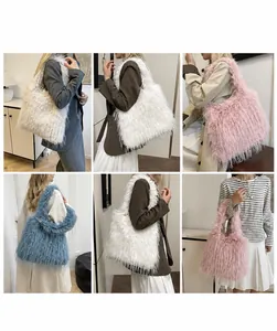 Vues détaillées de cabas en peluche en blanc, rose et bleu portés par des mannequins