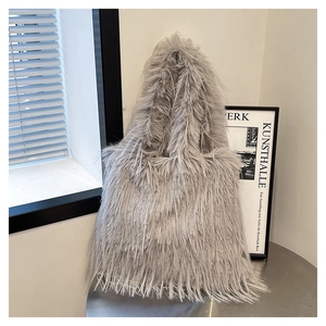 Détail d'un sac cabas en fausse fourrure gris clair avec une texture pelucheuse douce