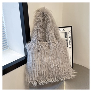Gros plan détaillé du sac cabas en fausse fourrure gris clair à texture moelleuse