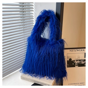 Gros plan d'un sac cabas en fausse fourrure bleu Klein avec une texture douce et soyeuse