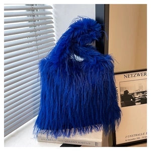 Nature morte d'un sac à main bleu roi en peluche avec texture en fausse fourrure