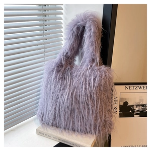 Gros plan d'un sac cabas en peluche violette montrant la texture douce des poils