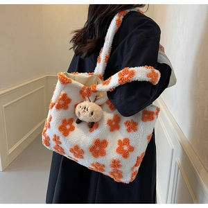 Plüsch-Tragetasche in Weiß mit orangefarbenen Blumen und süßem Lamm-Anhänger