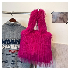 Gros plan d'un sac cabas en fausse fourrure rose vif suspendu dans une boutique de mode