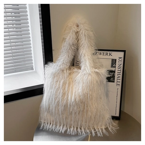Gros plan du sac cabas en peluche blanche montrant la texture douce de la fourrure