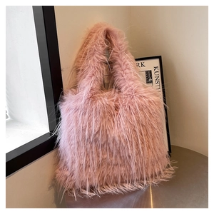 Gros plan sur la texture en fausse fourrure rose et la poignée du sac cabas en peluche