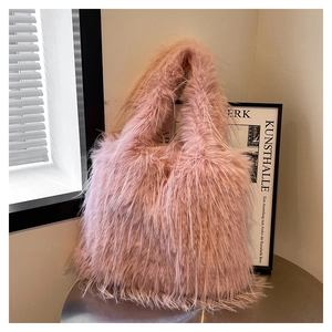 Gros plan d'un sac cabas rose en fausse fourrure pelucheuse avec une texture douce