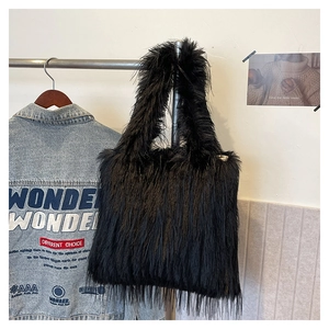 Détail du grand sac cabas en fausse fourrure noire avec décor de veste en jean tendance
