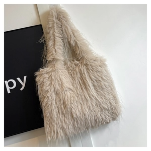 Gros plan détaillé sur la texture en fausse fourrure beige d'un grand sac à main tendance