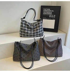 Trois sacs cabas en nylon à pois, carreaux et motifs de cœurs sur des socles blancs
