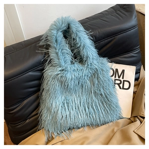 Gros plan sur le sac cabas en fausse fourrure bleu clair montrant sa texture douce