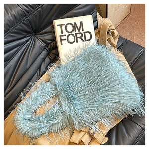 Vue détaillée du sac cabas en peluche bleu clair avec texture douce en fausse fourrure