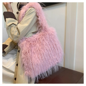 Détail du sac cabas en fausse fourrure rose avec bandoulière en peluche douce
