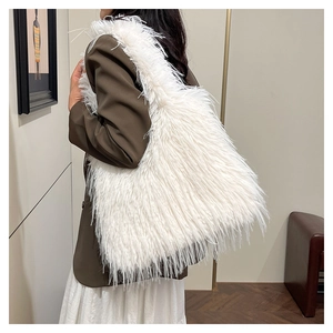 Détail du sac cabas en fausse fourrure blanche montrant la texture douce de la bandoulière