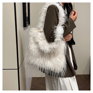 Gros plan d'un grand sac cabas en fausse fourrure blanche à texture douce et bandoulière large