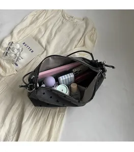 Intérieur spacieux d'un sac fourre-tout à pois montrant une grande capacité de rangement