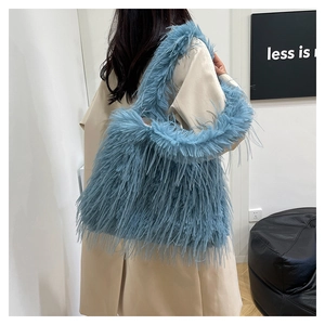 Gros plan d'un sac cabas en fausse fourrure bleu clair montrant sa texture douce et souple