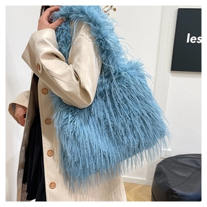 Détail du grand sac cabas bleu clair en peluche montrant la texture douce des poils