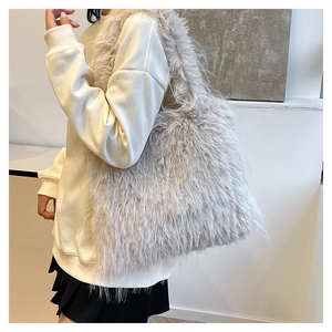 Détail de la texture en fausse fourrure d'un grand sac cabas en peluche gris clair