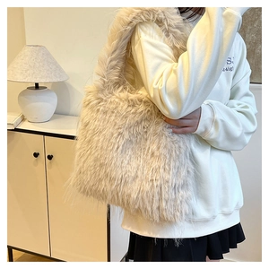 Gros plan sur la texture en fausse fourrure d'un sac cabas beige pour l'hiver