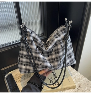 Détail du sac cabas à pois avec broderie nœud et poignée en cuir avec nœud