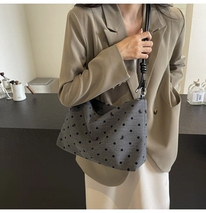 Détail du sac cabas en nylon gris avec pois, broderie nœud et bandoulières en cuir nouées