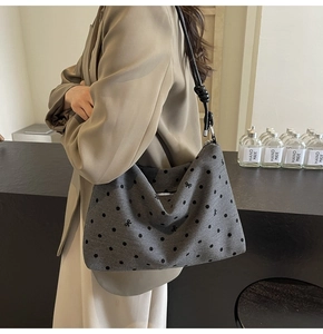 Détail du sac fourre-tout en nylon gris avec pois noirs et broderies de petits nœuds
