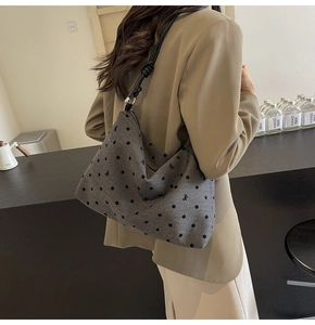 Gros plan du sac cabas en nylon gris avec pois, broderie nœud et bandoulière nouée
