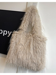 Sac fourre-tout chic en peluche crème et fausse fourrure pour le style d'hiver