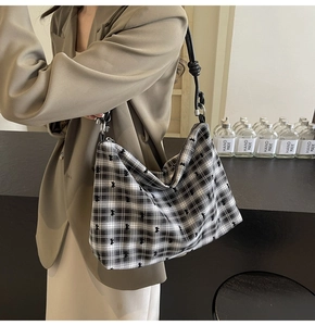 Détail du sac cabas à carreaux en nylon avec broderie nœud et anse en cuir nouée