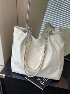 Fashionable creamy white large capacity tote bag with glossy pleated leather and chain strap