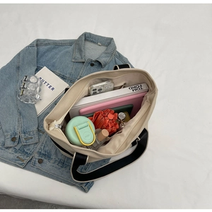 Vista interior del bolso tote de lona beige con gran capacidad para los artículos diarios