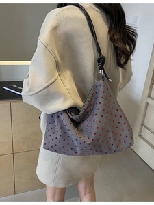 Sac fourre-tout en nylon gris à motifs cœurs rouges et bandoulière noire à nœuds