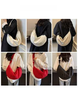 Modello di borsa a mezzaluna in nylon con opzioni bianco, rosso e nero e design a pieghe