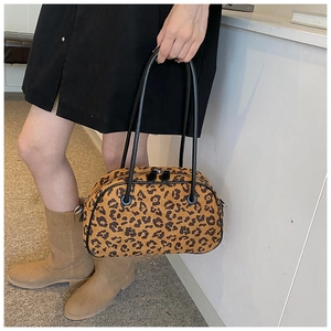 Detail der trendigen Leopardenmuster Mini Tasche mit schwarzen Lederriemen für Herbst Winter