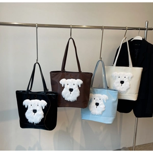 Vue détaillée de grands sacs cabas en quatre couleurs avec patchs de chien schnauzer