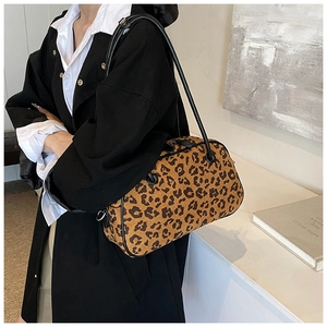 Detailansicht der Leoparden-Bowlingtasche mit Wildleder-Textur und Lederriemen