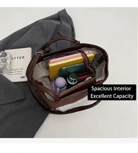 Vista superior que muestra la gran capacidad interior del bolso tote marrón con felpa