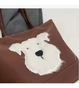 Primer plano de un bolso tote de cuero marrón con un parche de perro de peluche blanco suave