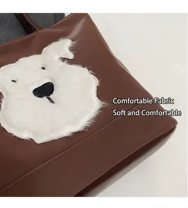 Detalle del bolso tote de cuero sintético marrón con parche de un lindo perro de peluche