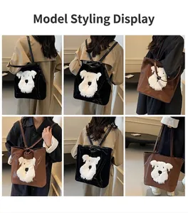 Vistas detalladas del bolso tote grande con diseño de cachorro de felpa en negro y café