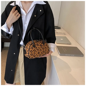 Detailansicht der Leopard-Boston-Tasche mit Ledergriffen und Umhängeriemen