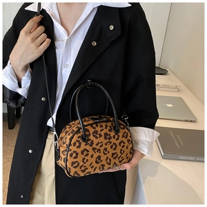 Leopard-Mini-Bowlingtasche mit schwarzen Griffen und einem abnehmbaren Schultergurt